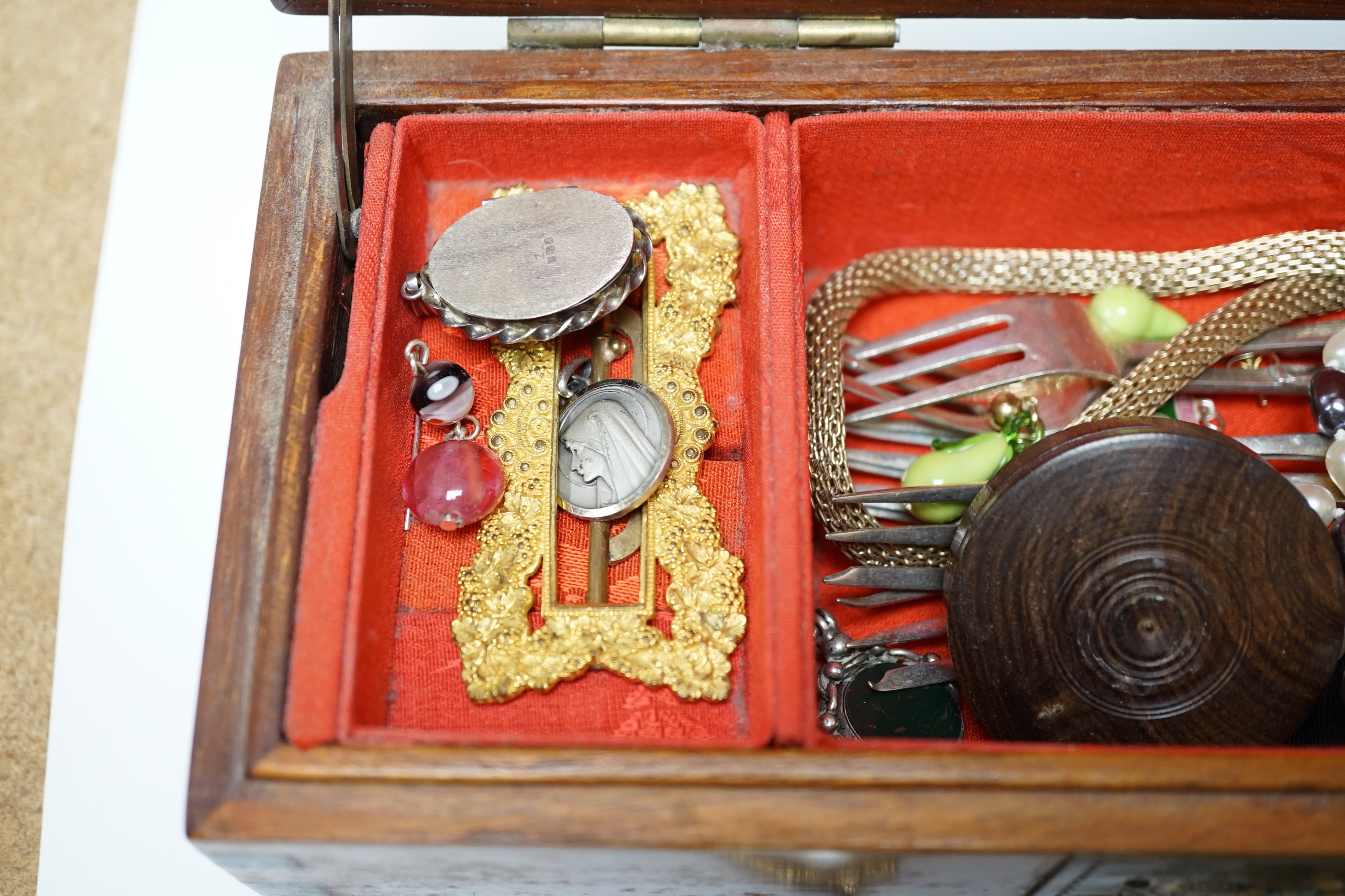 A small quantity of assorted costume jewellery etc. including two pairs of lorgnettes.